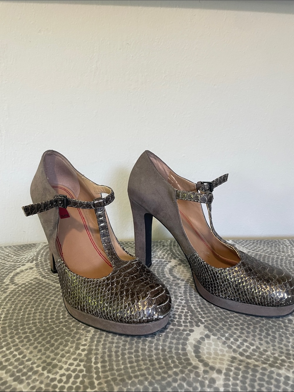 Women’s 5/48 Mary Jane platform heels. Size 39.